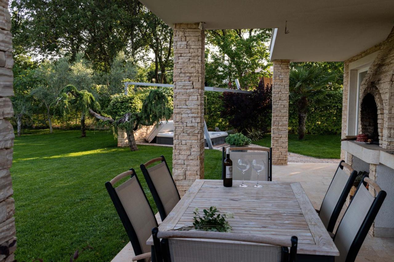 Apartments Villa Sotlar With Pool อูมัค ภายนอก รูปภาพ